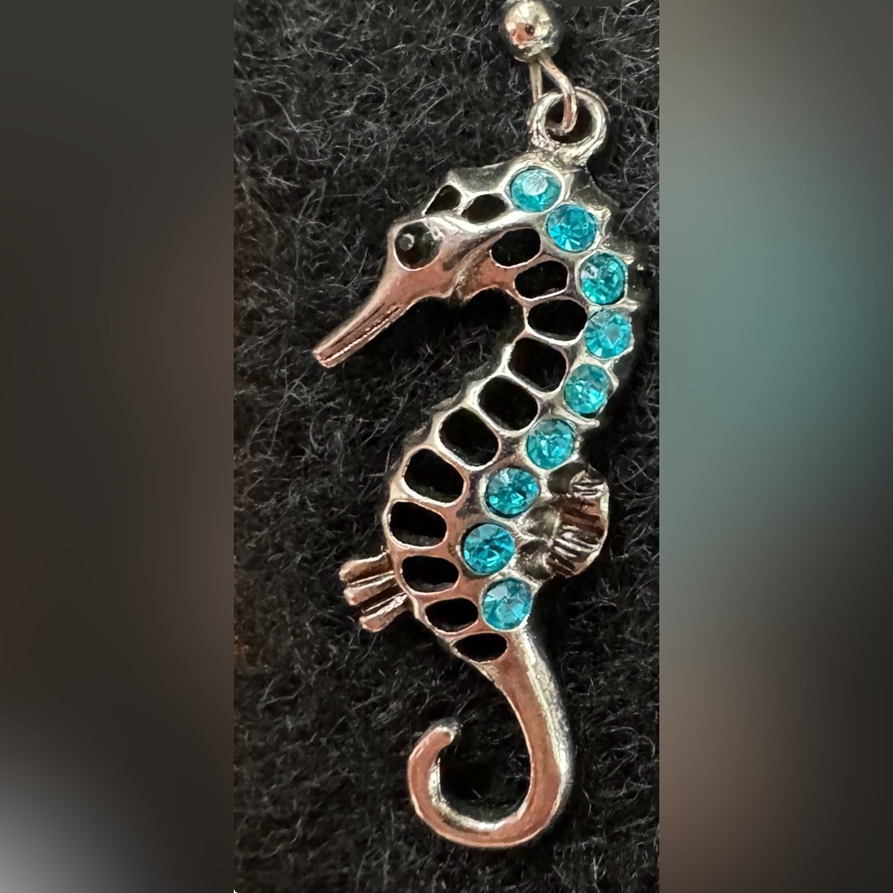Seahorse silver with blue topaz push through earrings - Picture 6 of 7
